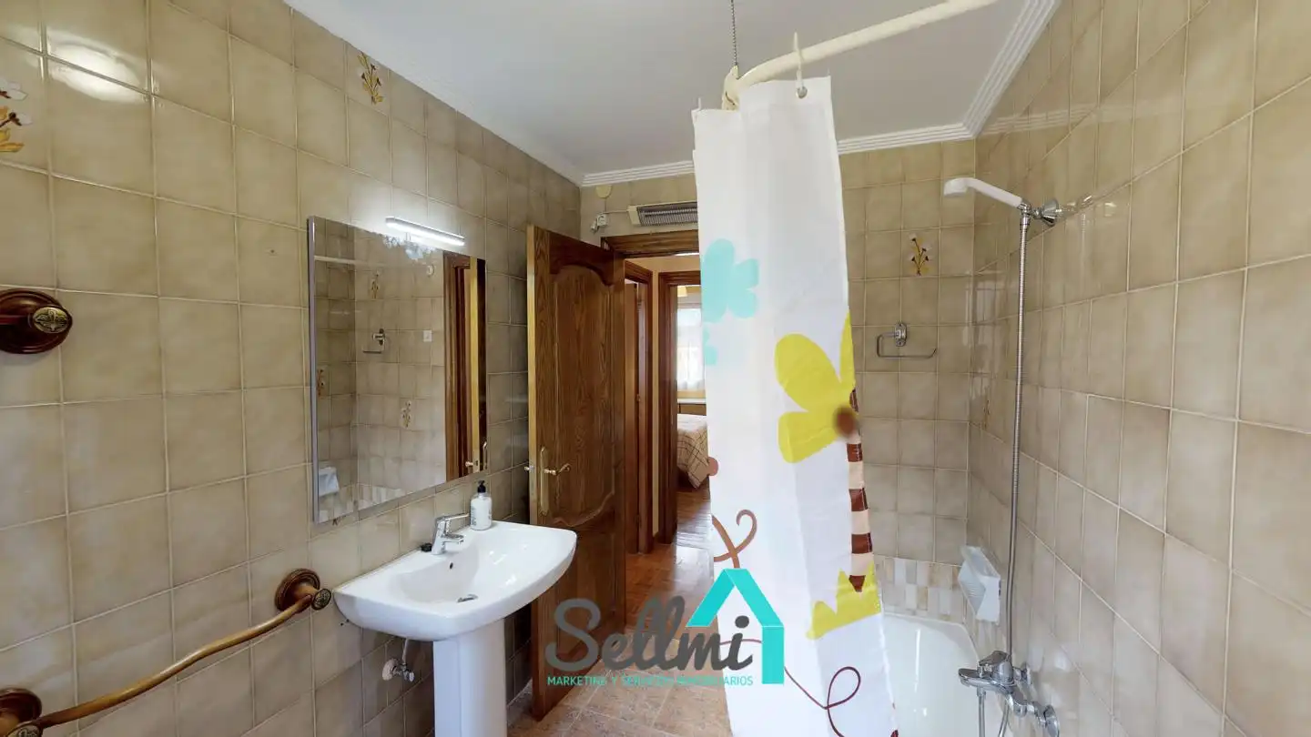 Bathroom of Flat for rent in Oviedo   with Heating, Parquet flooring and Furnished