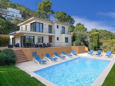 Detached house with pool for sale in Josep Clarà