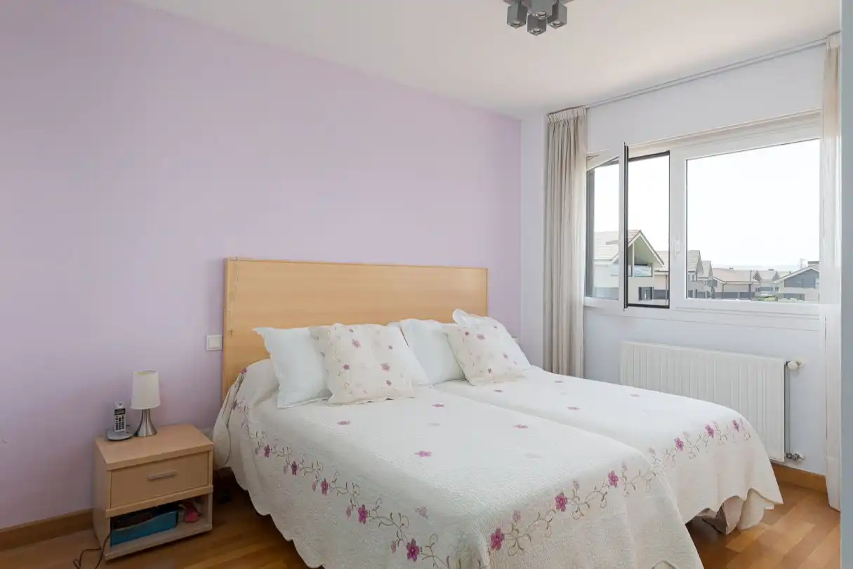 Schlafzimmer von Einfamilien-Reihenhaus zum Verkauf in Iza / Itza mit Heizung, Privatgarten und Terrasse
