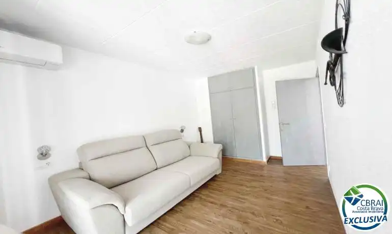 Sala d'estar de Casa adosada en venda en Empuriabrava amb Jardí privat i Moblat