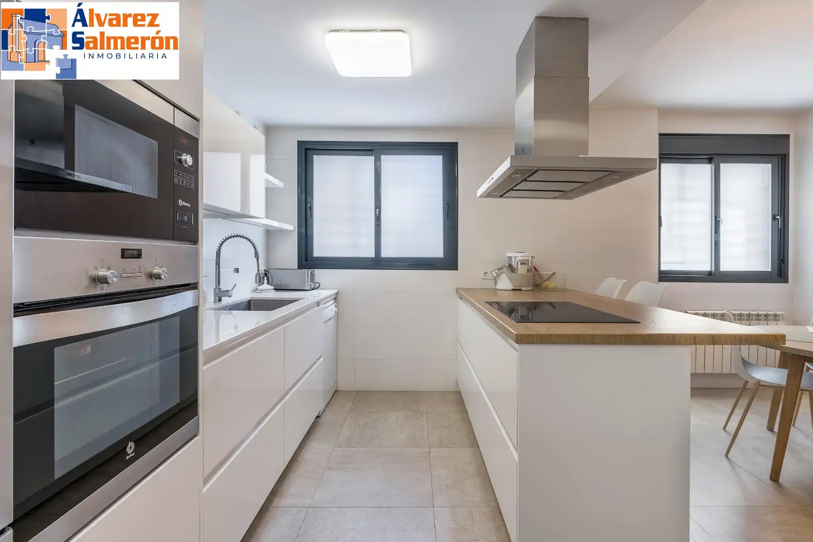 Küche von Einfamilien-Reihenhaus zum Verkauf in Granada mit Privatgarten und Balkon