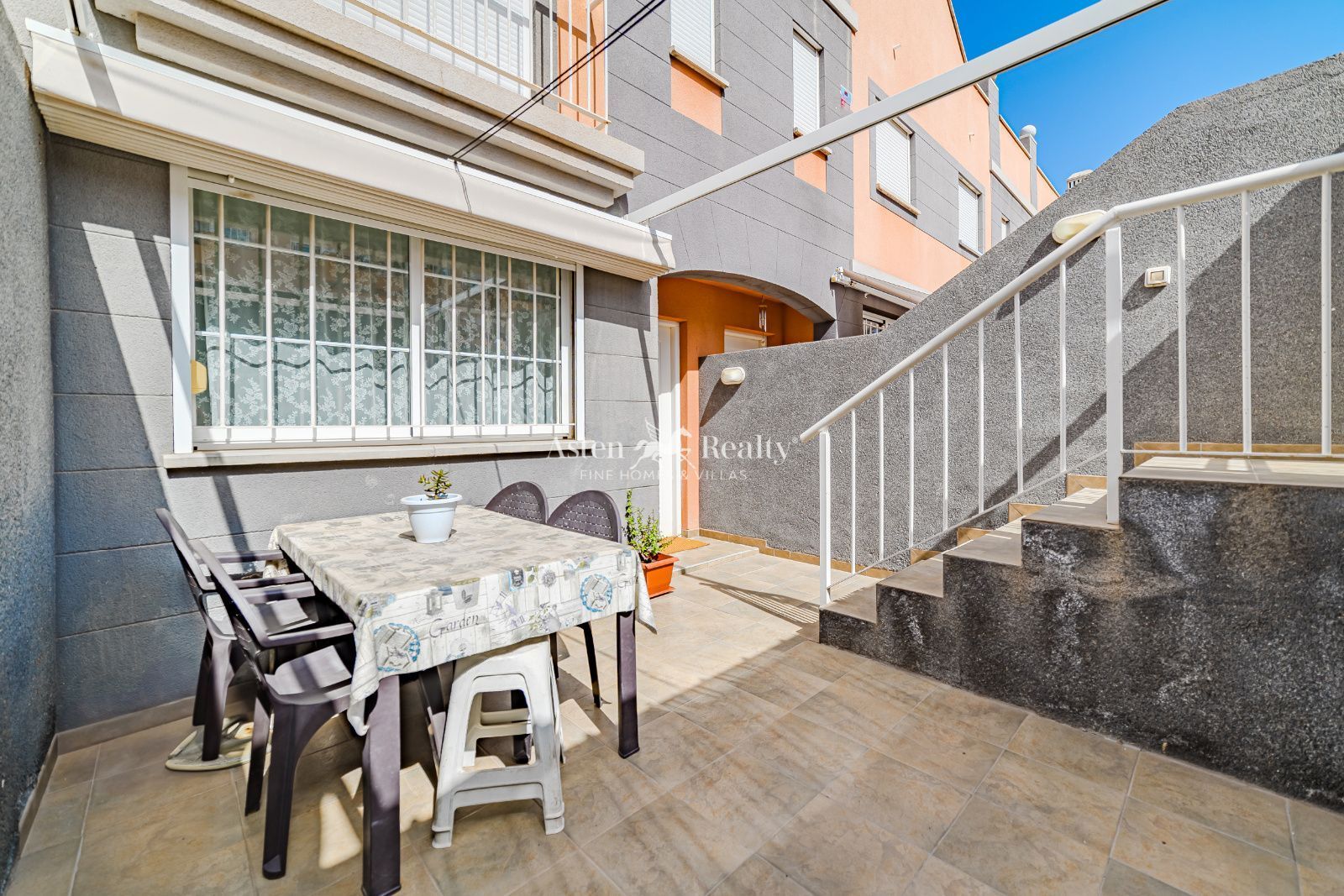 Vista exterior de Casa adosada en venda en San Miguel de Abona amb Jardí privat, Terrassa i Piscina