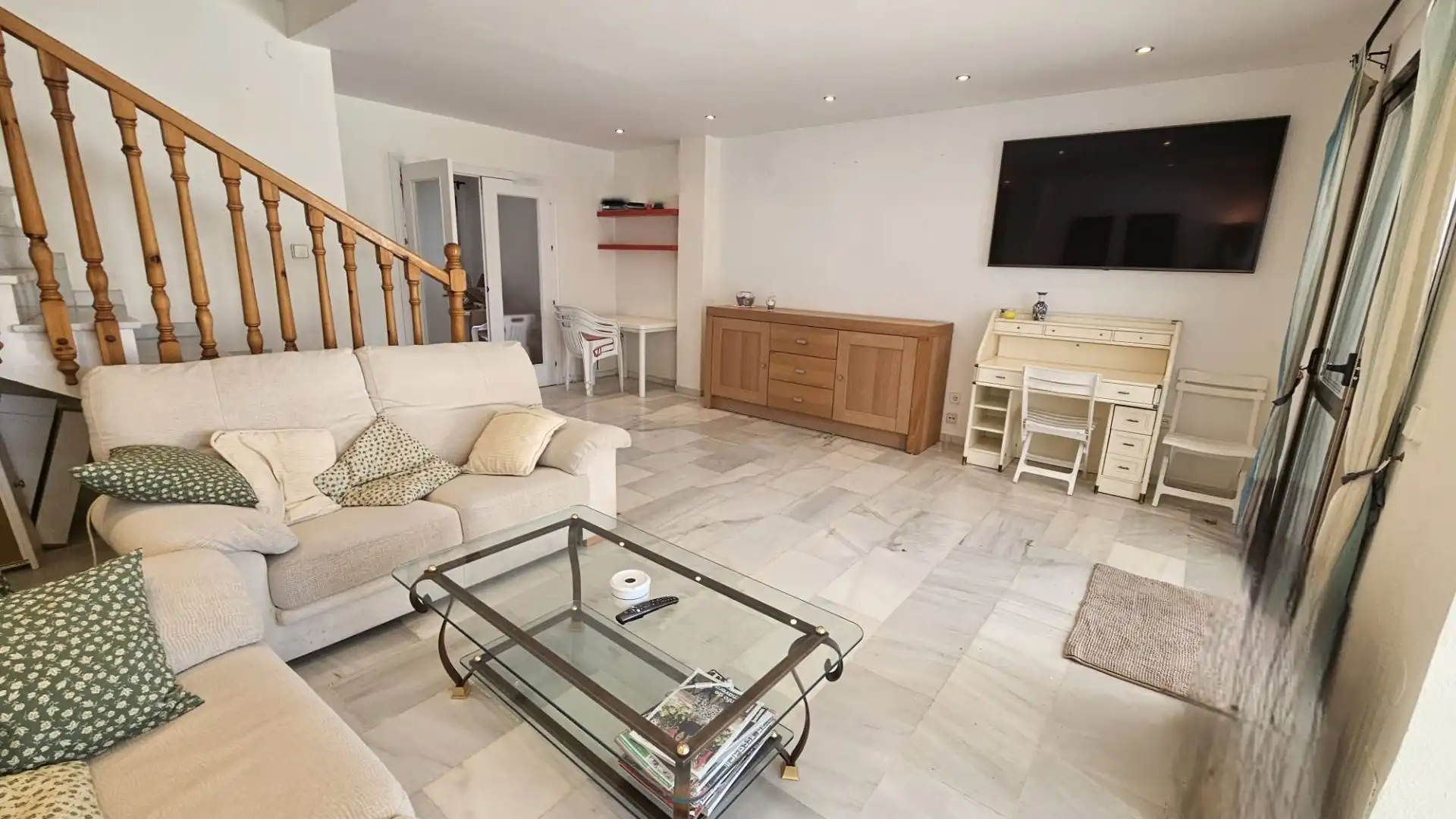 Sala d'estar de Casa adosada en venda en Benalmádena amb Terrassa, Moblat i Piscina comunitària