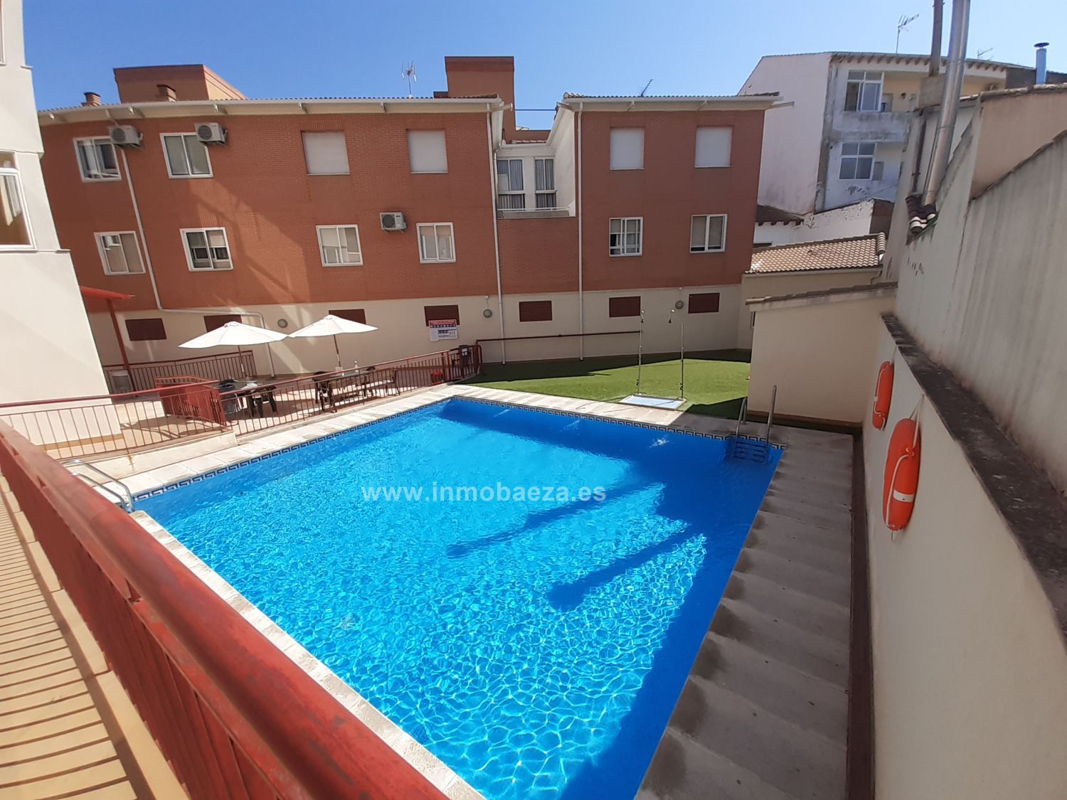Piscina de Pis en venda en Baeza amb Calefacció, Terrassa i Piscina comunitària
