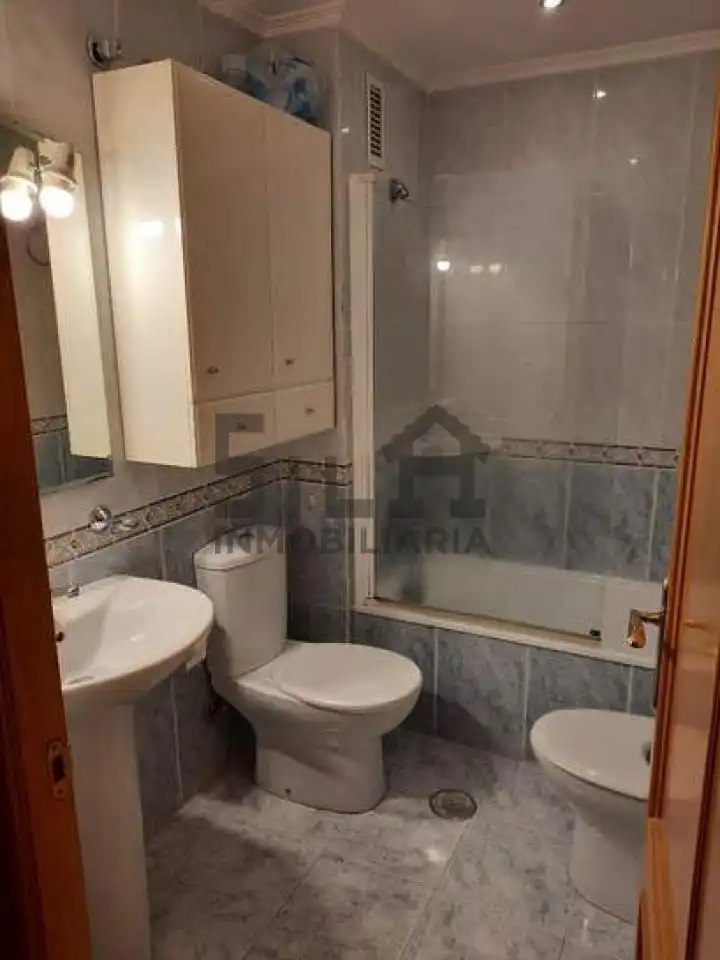 Badezimmer von Wohnungen zur Miete in Ourense Capital  mit Heizung, Abstellraum und Möbliert