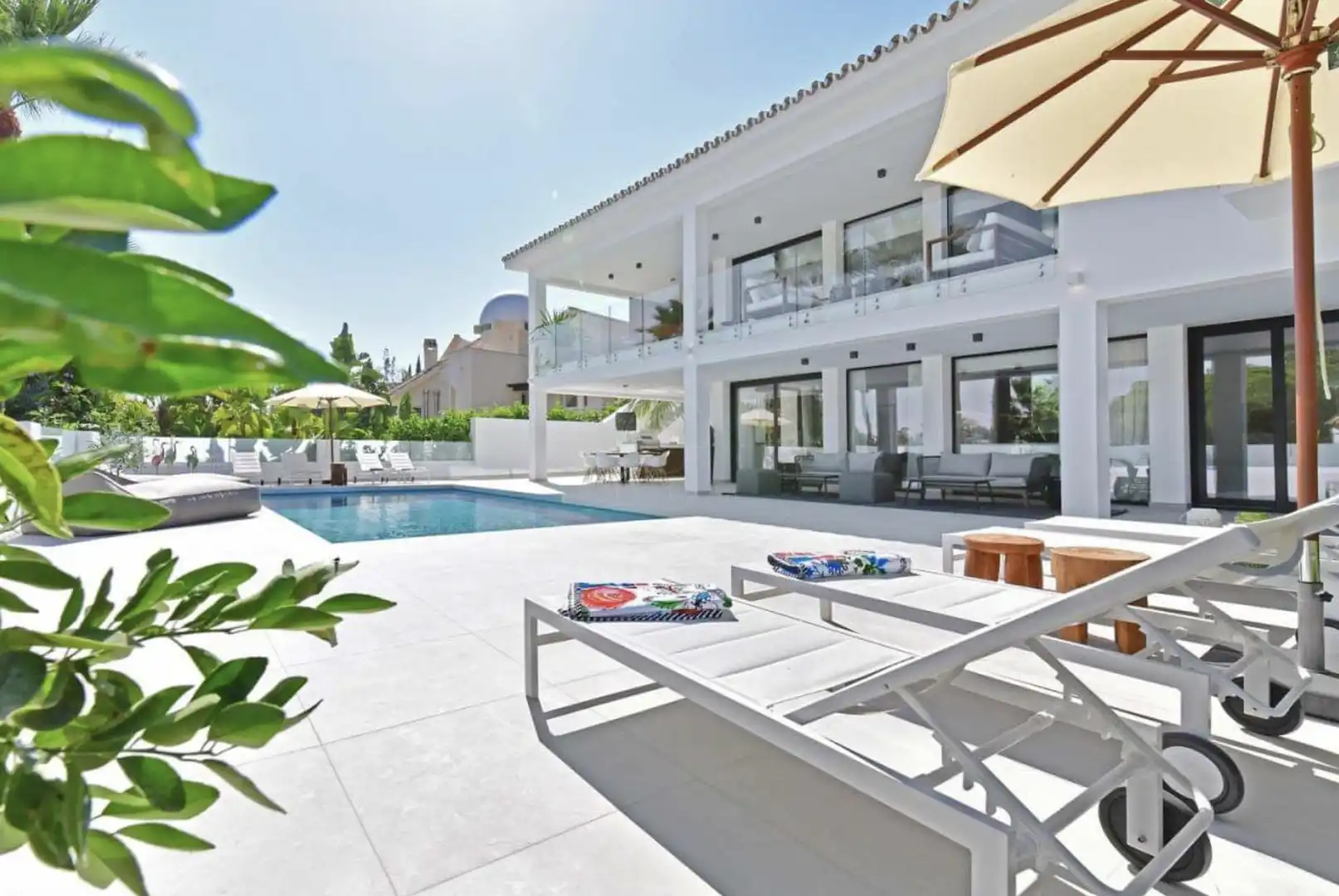 Vista exterior de Casa o xalet de lloguer en Marbella amb Aire condicionat, Jardí privat i Piscina