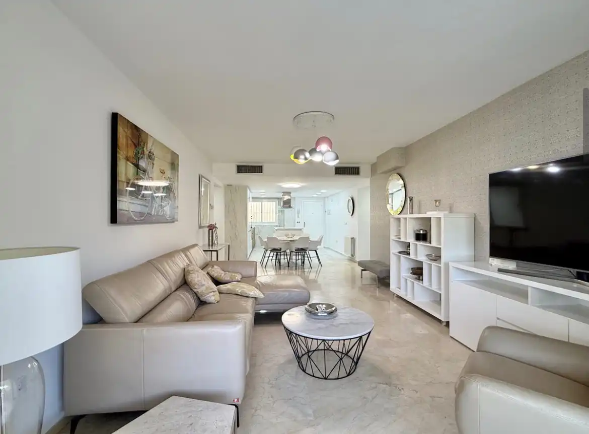 Sala d'estar de Pis en venda en Marbella amb Aire condicionat, Terrassa i Moblat