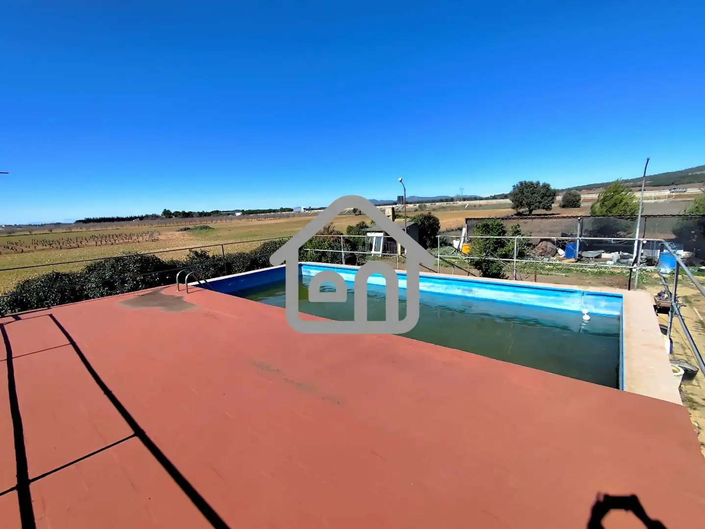 Schwimmbecken von Fabrikhallen zum Verkauf in Requena mit Alarm