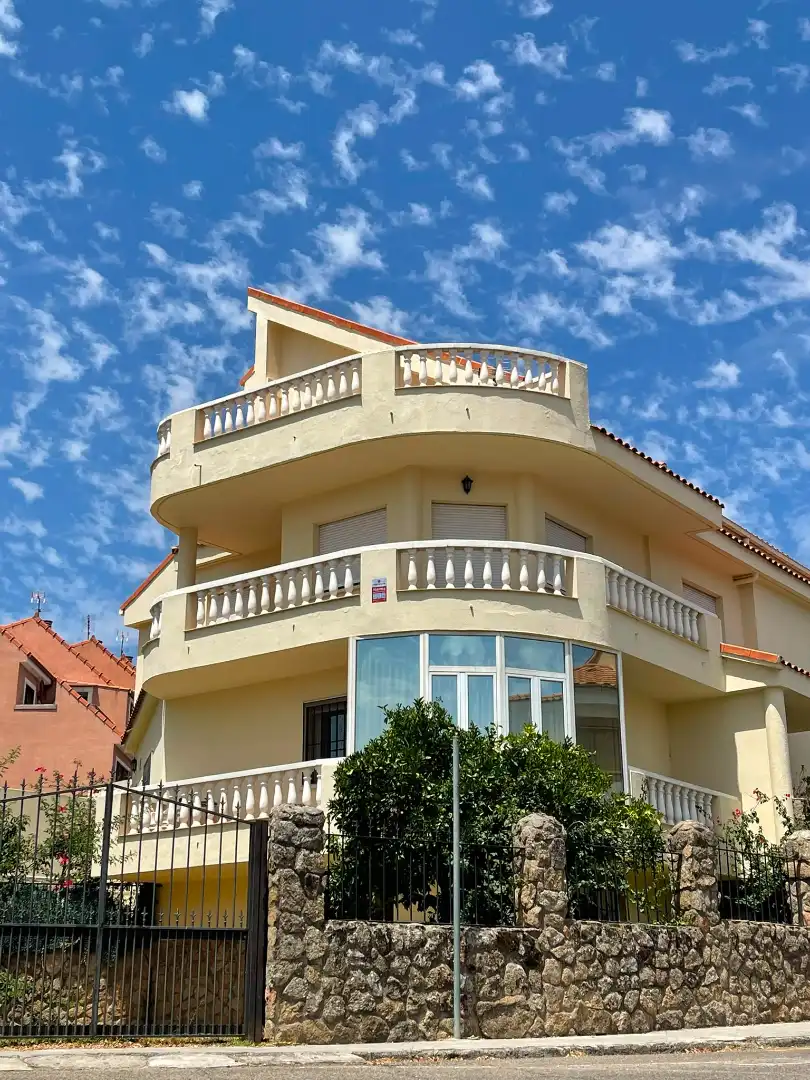 Vista exterior de Casa o xalet en venda en Plasencia amb Aire condicionat, Calefacció i Jardí privat