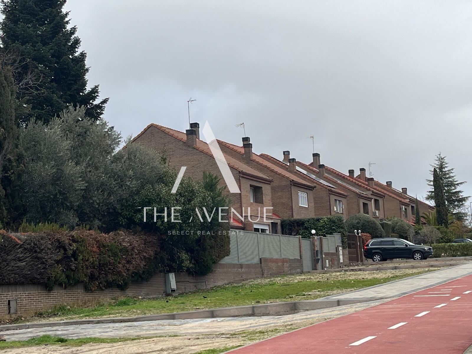 Vista exterior de Casa adosada en venda en Las Rozas de Madrid amb Jardí privat i Balcó