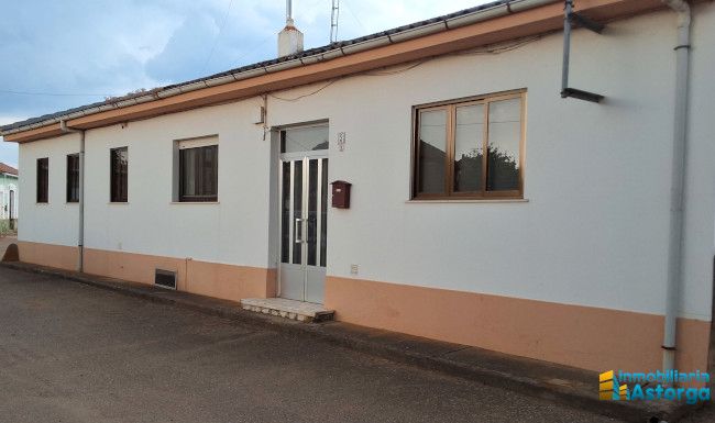 Vista exterior de Casa o xalet en venda en Villamejil amb Calefacció i Jardí privat