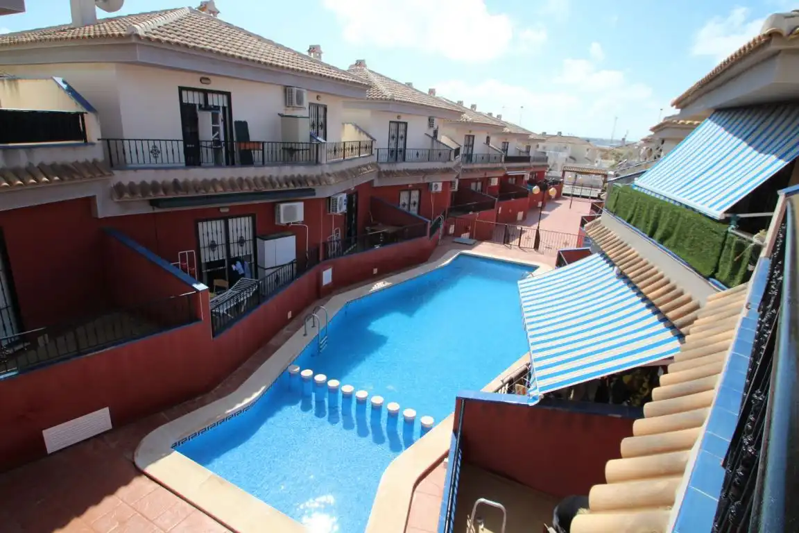 Piscina de Casa adosada en venta en Torrevieja con Calefacción, Jardín privado y Terraza