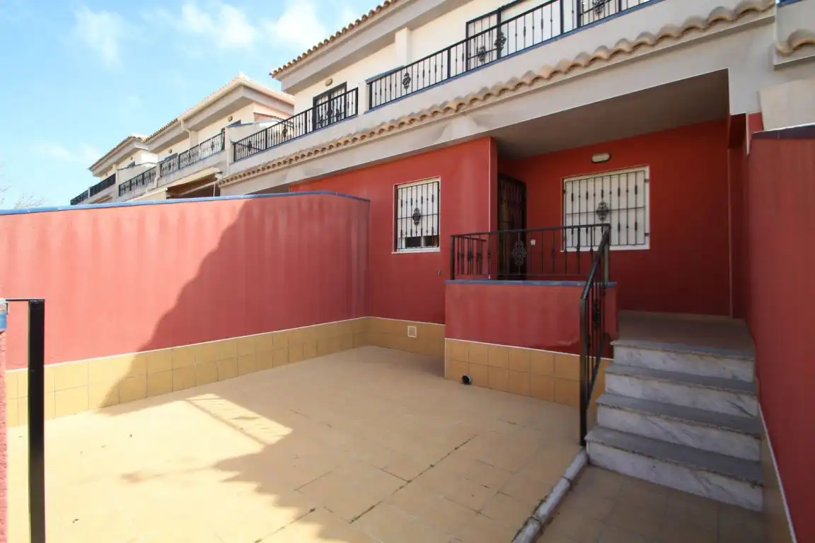 Vista exterior de Casa adosada en venta en Torrevieja con Calefacción, Jardín privado y Terraza