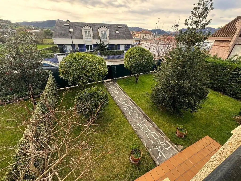 Jardí de Casa o xalet en venda en Torrelavega  amb Calefacció, Jardí privat i Traster