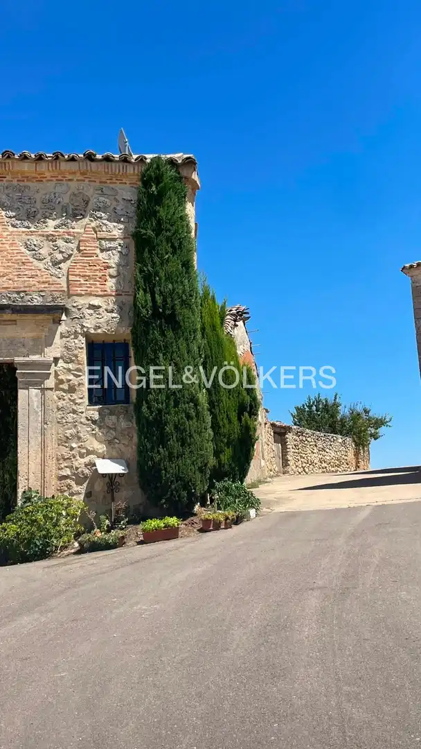 Vista exterior de Casa adosada en venda en Valdeavellano amb Calefacció i Jardí privat