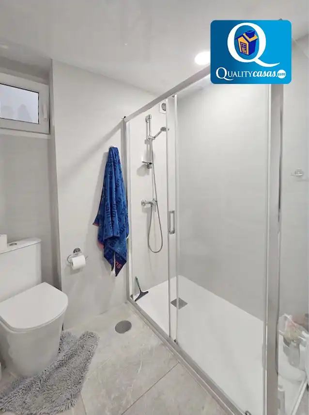 Baño de Apartamento en venta en Alicante / Alacant con Aire acondicionado y Balcón