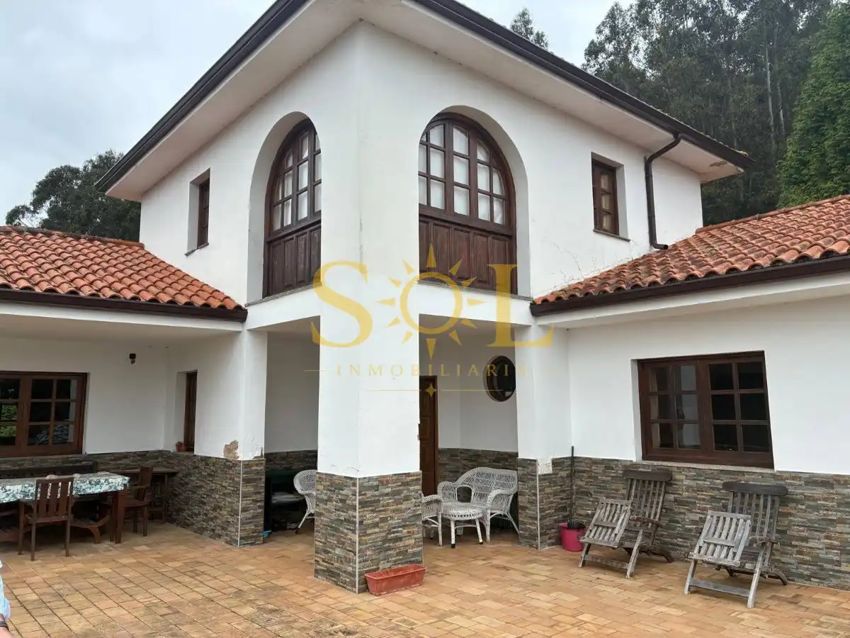 Vista exterior de Casa o xalet en venda en Pravia amb Calefacció i Jardí privat