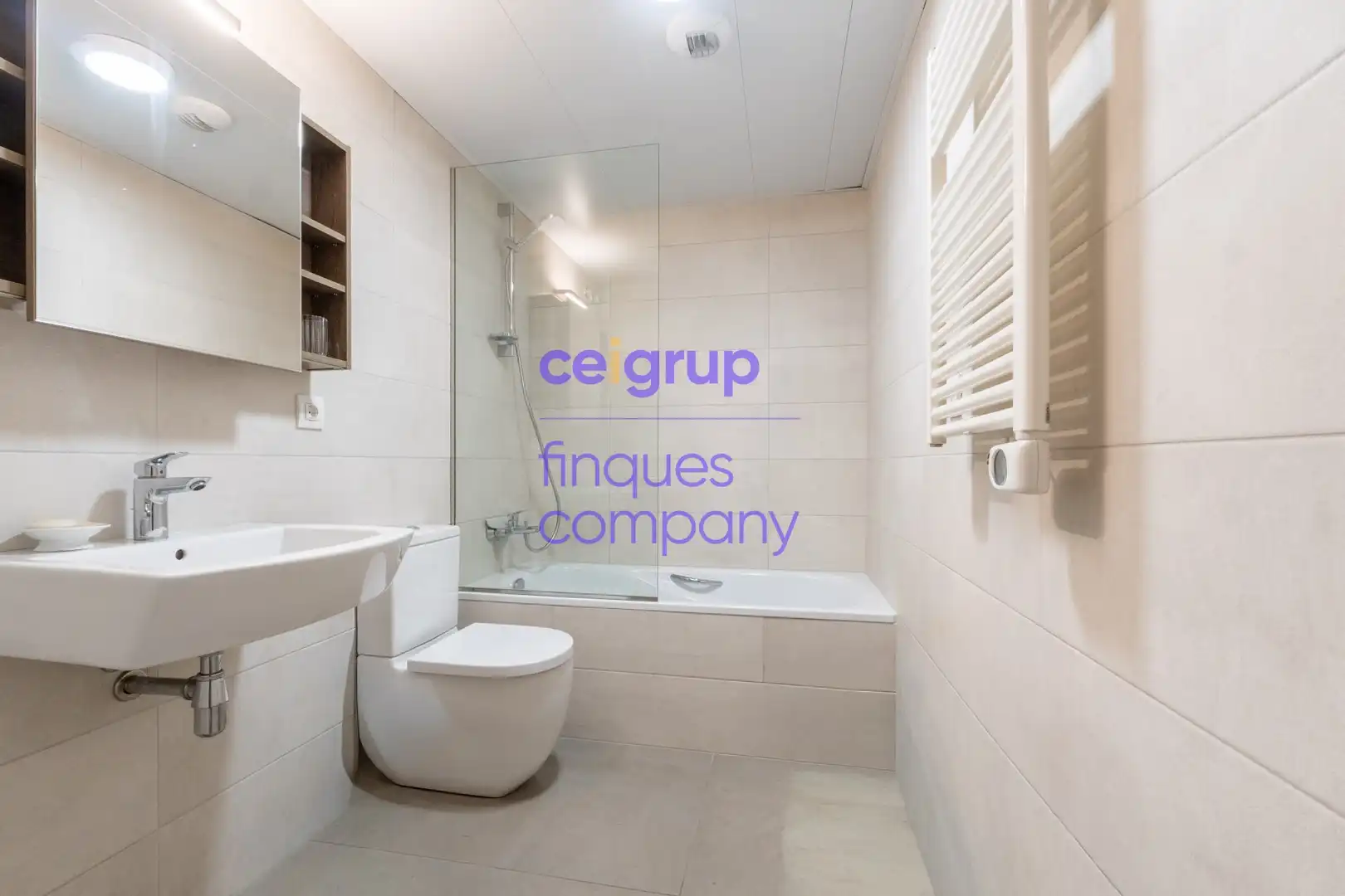 Badezimmer von Erdgeschoss zum Verkauf in Llançà mit Heizung, Terrasse und Abstellraum