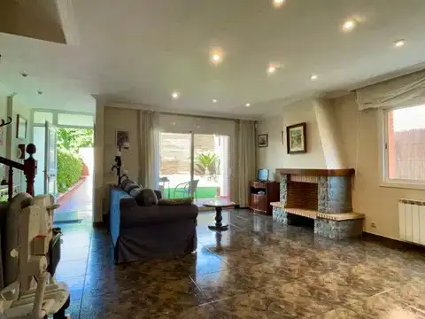 Casa aparellada amb terrassa en venda a Carrer Puigmal, imagen 15