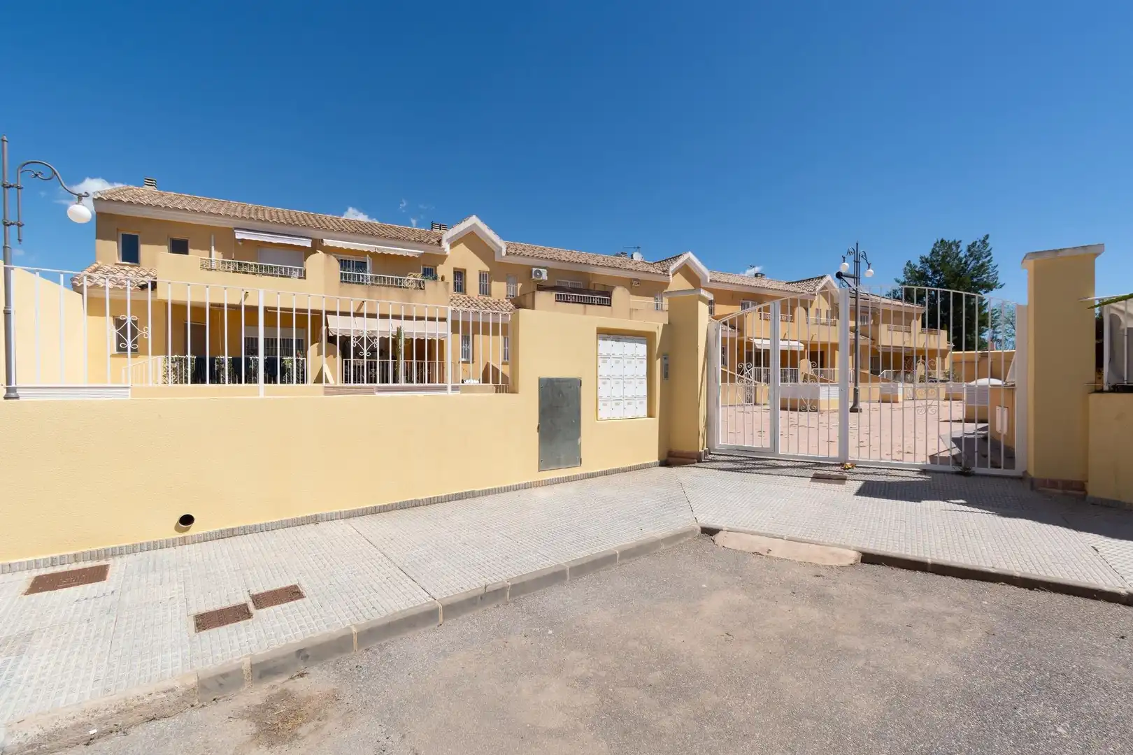 Vista exterior de Casa o xalet en venda en Cartagena amb Aire condicionat, Calefacció i Jardí privat