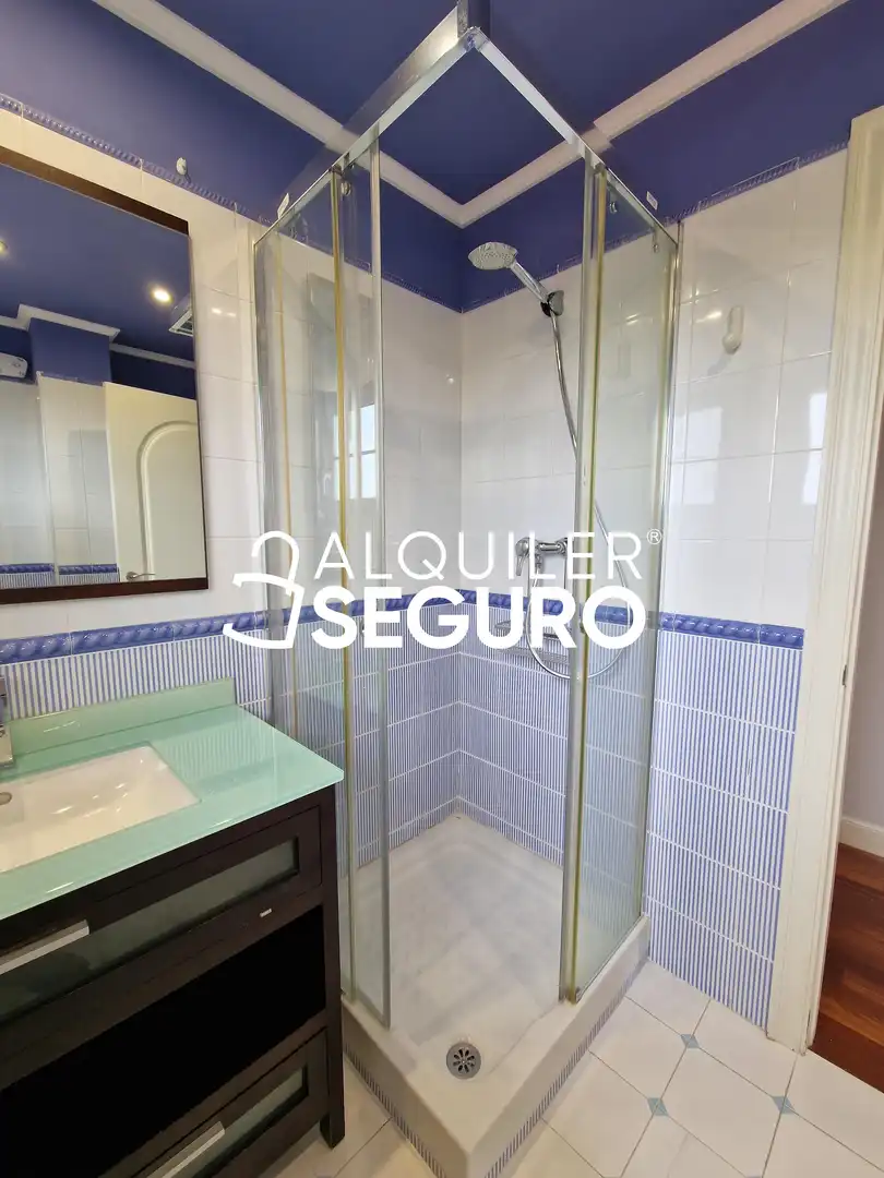 Baño de Piso de alquiler en Getxo  con Calefacción, Terraza y Trastero