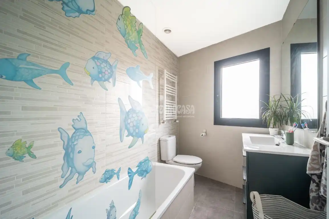 Baño de Casa adosada en venta en Mejorada del Campo con Alarma y Piscina comunitaria