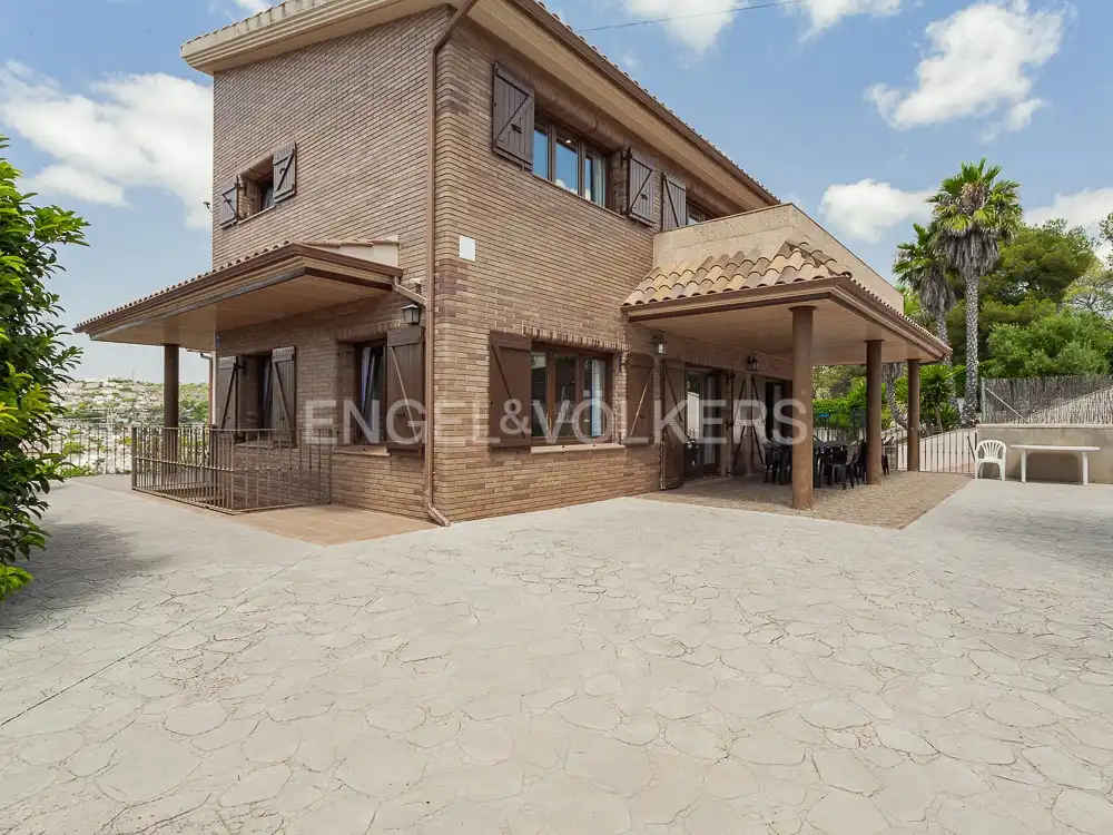 Vista exterior de Casa o xalet en venda en Cubelles amb Aire condicionat, Calefacció i Jardí privat