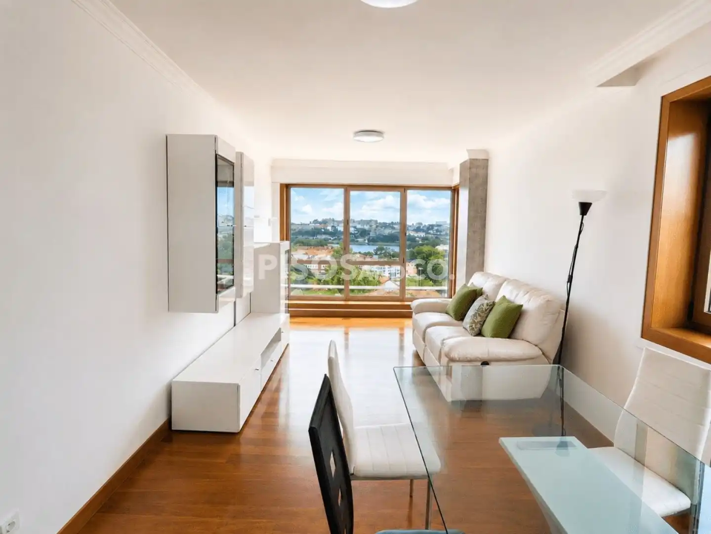 Sala de estar de Piso en venta en Oleiros con Calefacción, Trastero y Amueblado