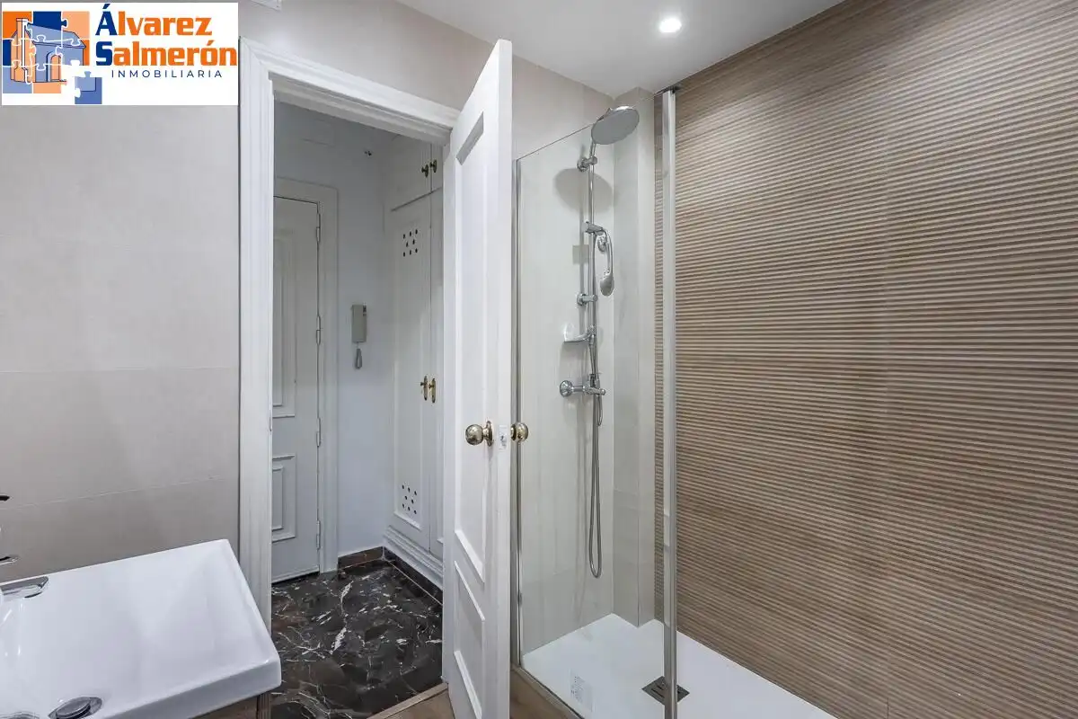 Bathroom of Flat for sale in Granada  with Balcony
