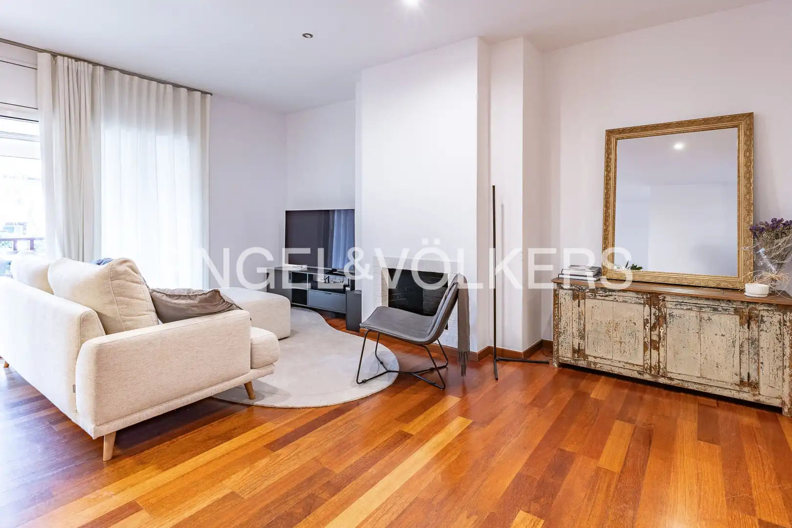 Sala de estar de Piso en venta en Sant Cugat del Vallès con Aire acondicionado, Calefacción y Jardín privado