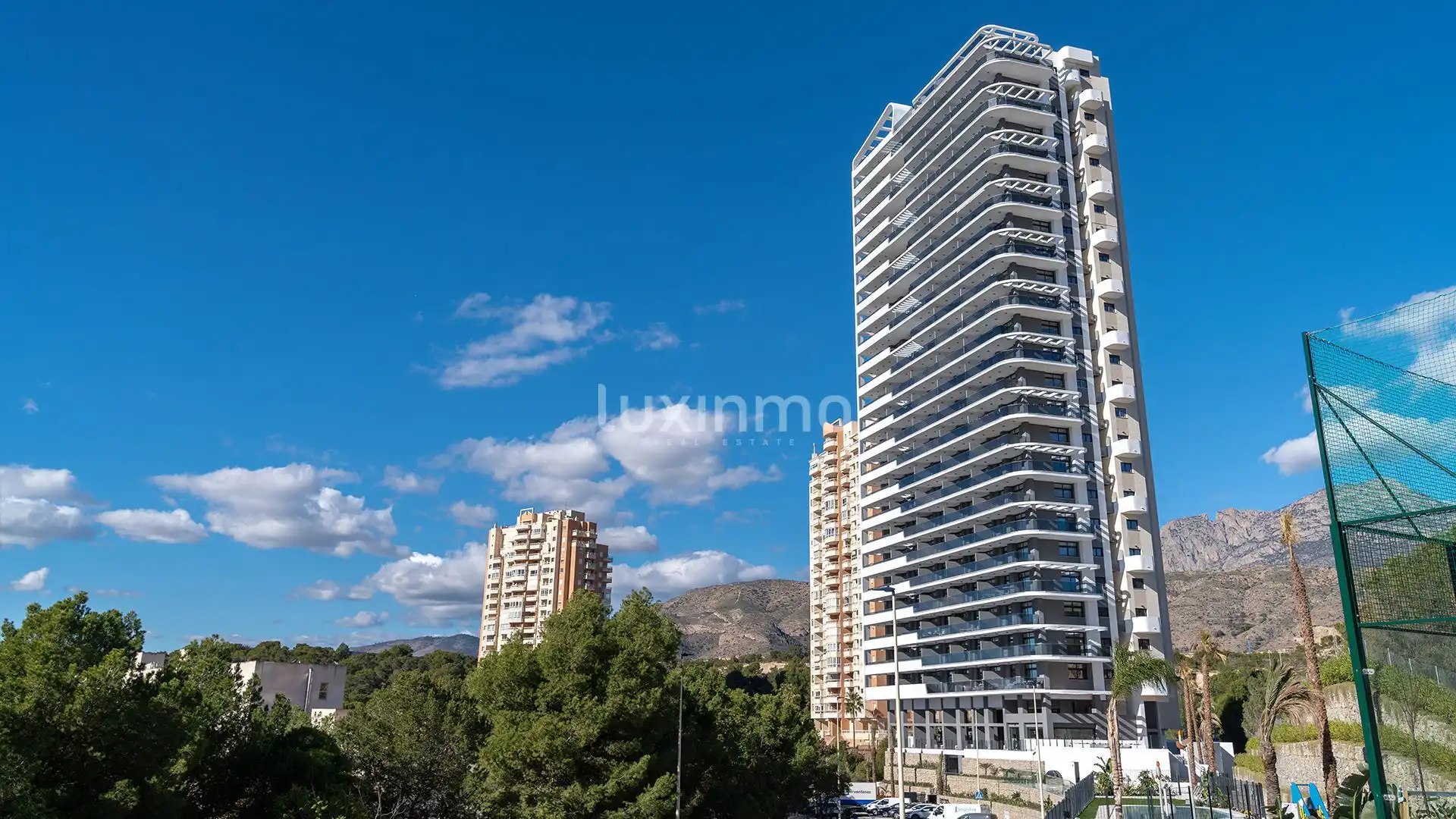 Vista exterior de Àtic en venda en Benidorm amb Aire condicionat, Calefacció i Jardí privat