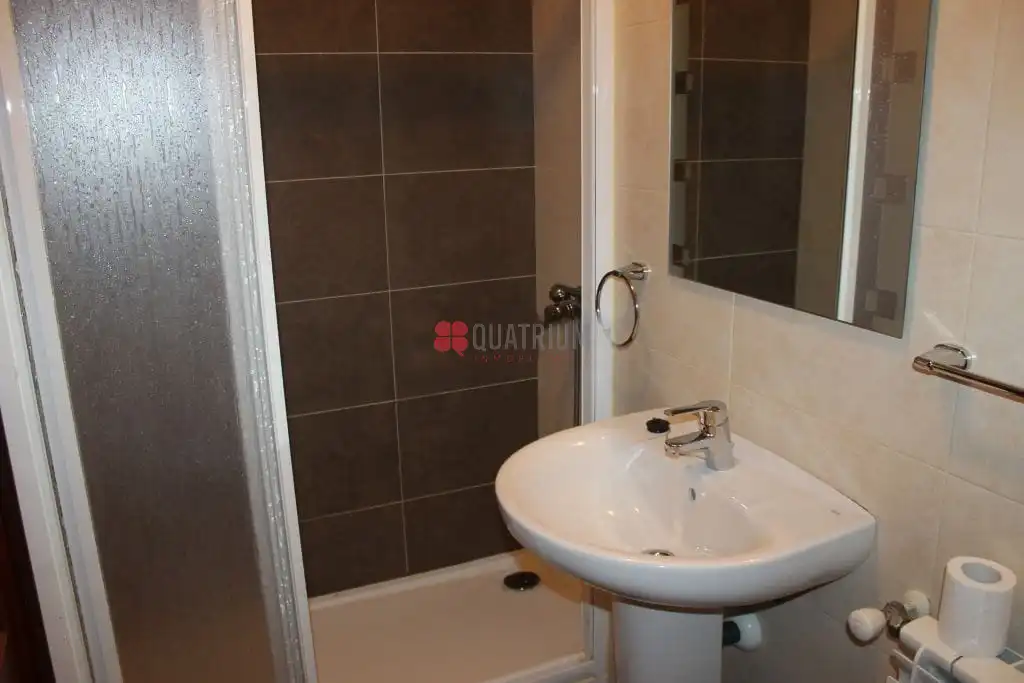 Bathroom of Flat for rent in Santiago de Compostela   with Heating, Parquet flooring and Furnished