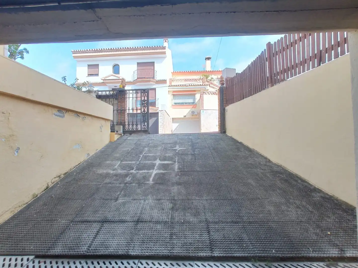 Vista exterior de Casa o chalet de alquiler en Fuengirola con Aire acondicionado, Calefacción y Jardín privado