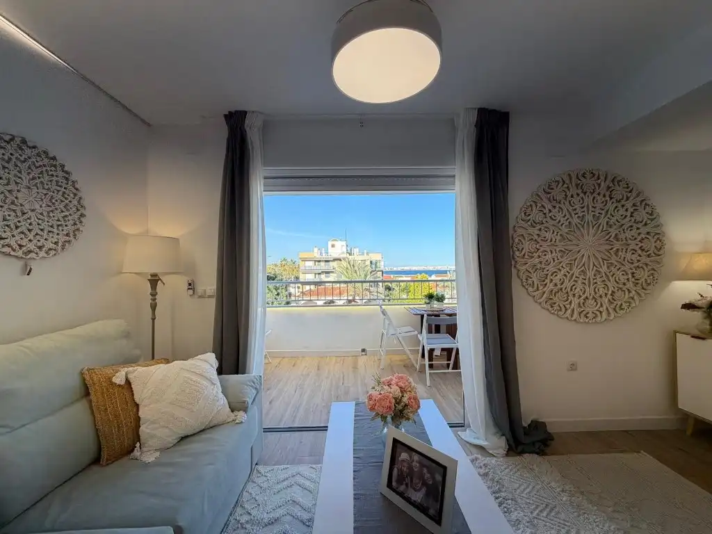 Sala d'estar de Apartament en venda en Torrevieja amb Aire condicionat, Jardí privat i Piscina