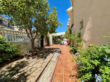 Semi-detached house with pool to rent in CUARZO