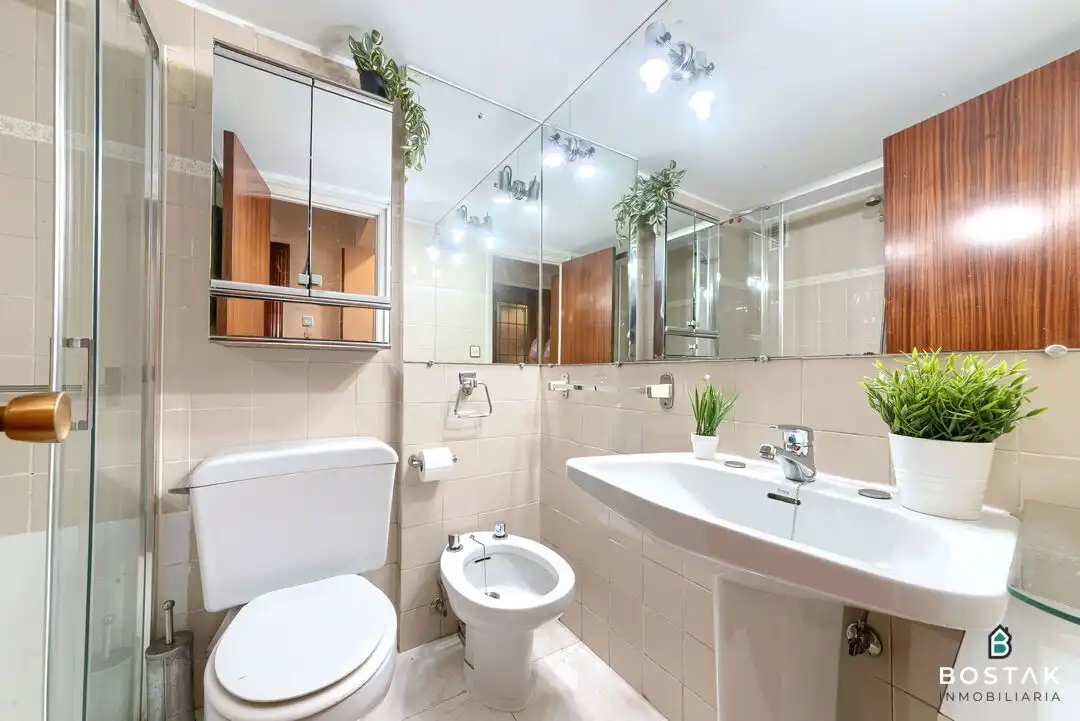 Badezimmer von Wohnung zum Verkauf in Bilbao  mit Heizung und Balkon