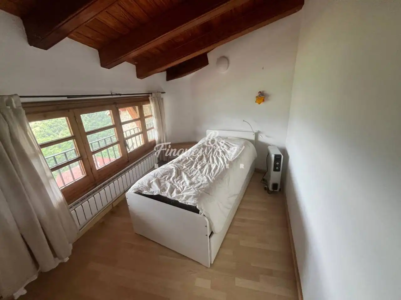Dormitori de Casa o xalet en venda en El Pont de Bar amb Calefacció, Jardí privat i Parquet