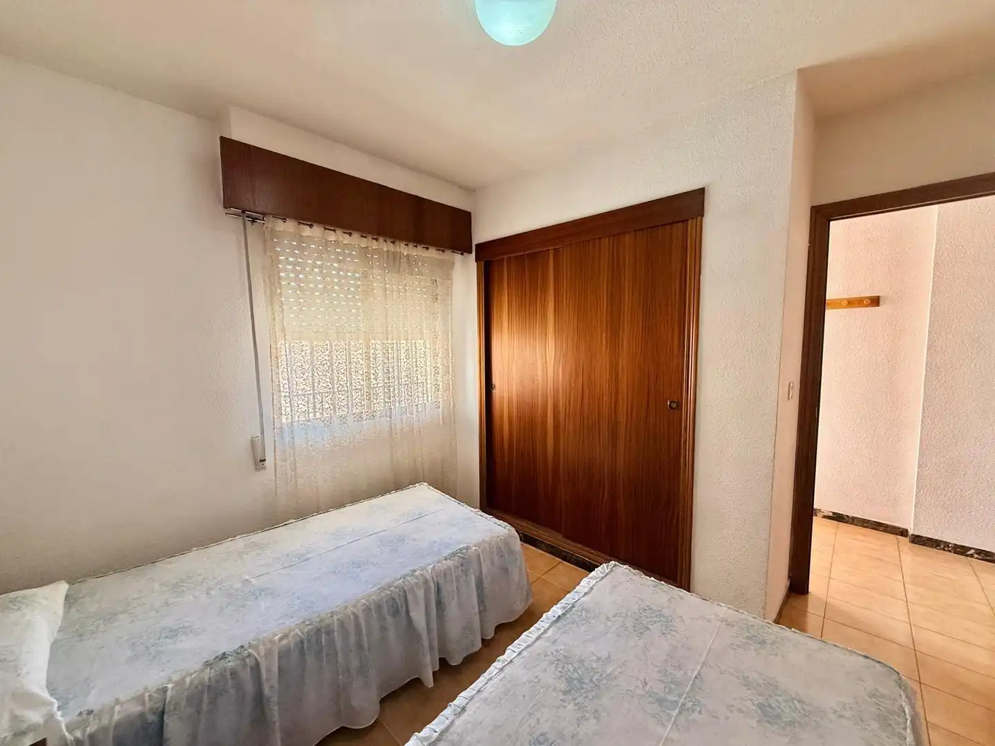 Dormitori de Apartament en venda en Benidorm amb Jardí privat, Terrassa i Moblat