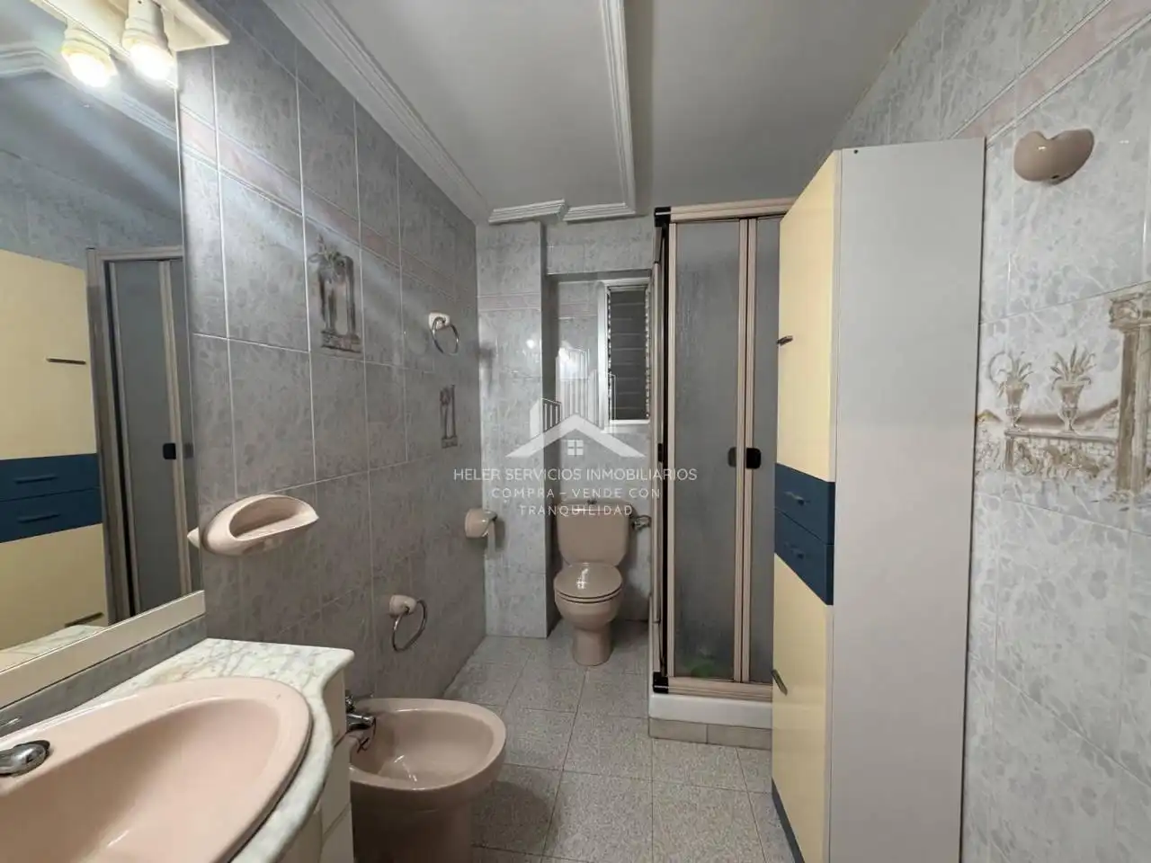 Bany de Casa o xalet en venda en Castellón de la Plana / Castelló de la Plana amb Aire condicionat, Terrassa i Moblat
