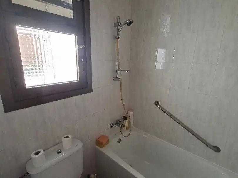 Badezimmer von Wohnung zur Miete in  Valencia Capital mit Klimaanlage, Terrasse und Balkon