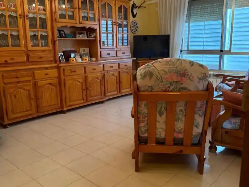 Sala d'estar de Casa adosada en venda en Cáceres amb Aire condicionat, Jardí privat i Traster