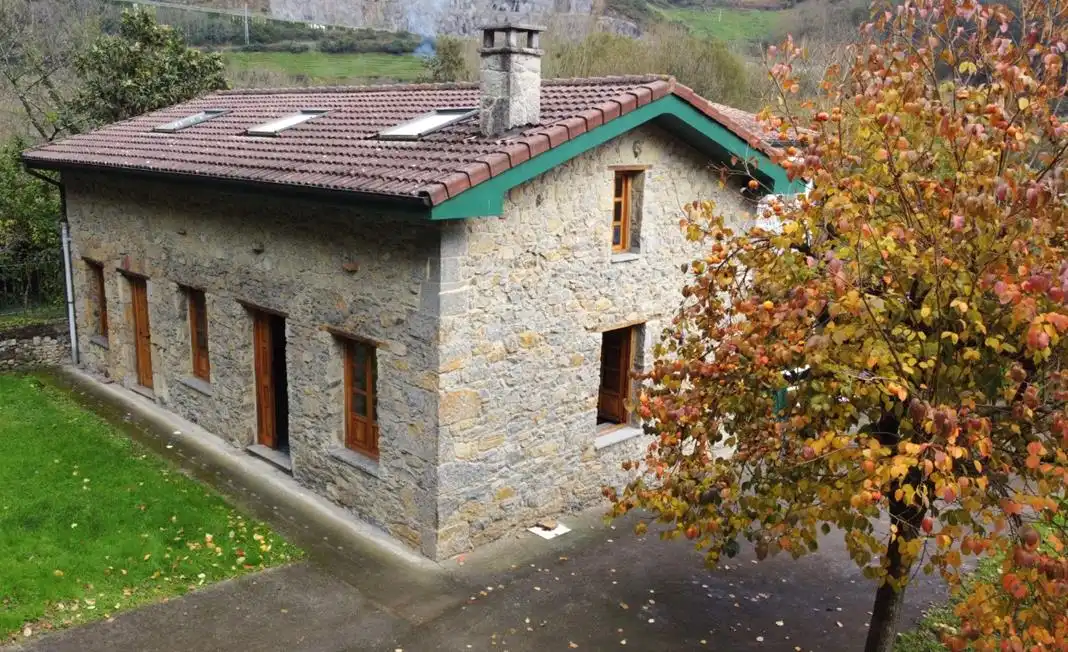 Vista exterior de Casa o xalet en venda en Oviedo  amb Moblat