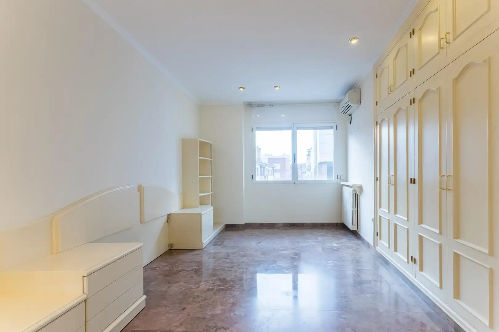 Habitación de Ático en venta en Terrassa con Aire acondicionado, Terraza y Trastero