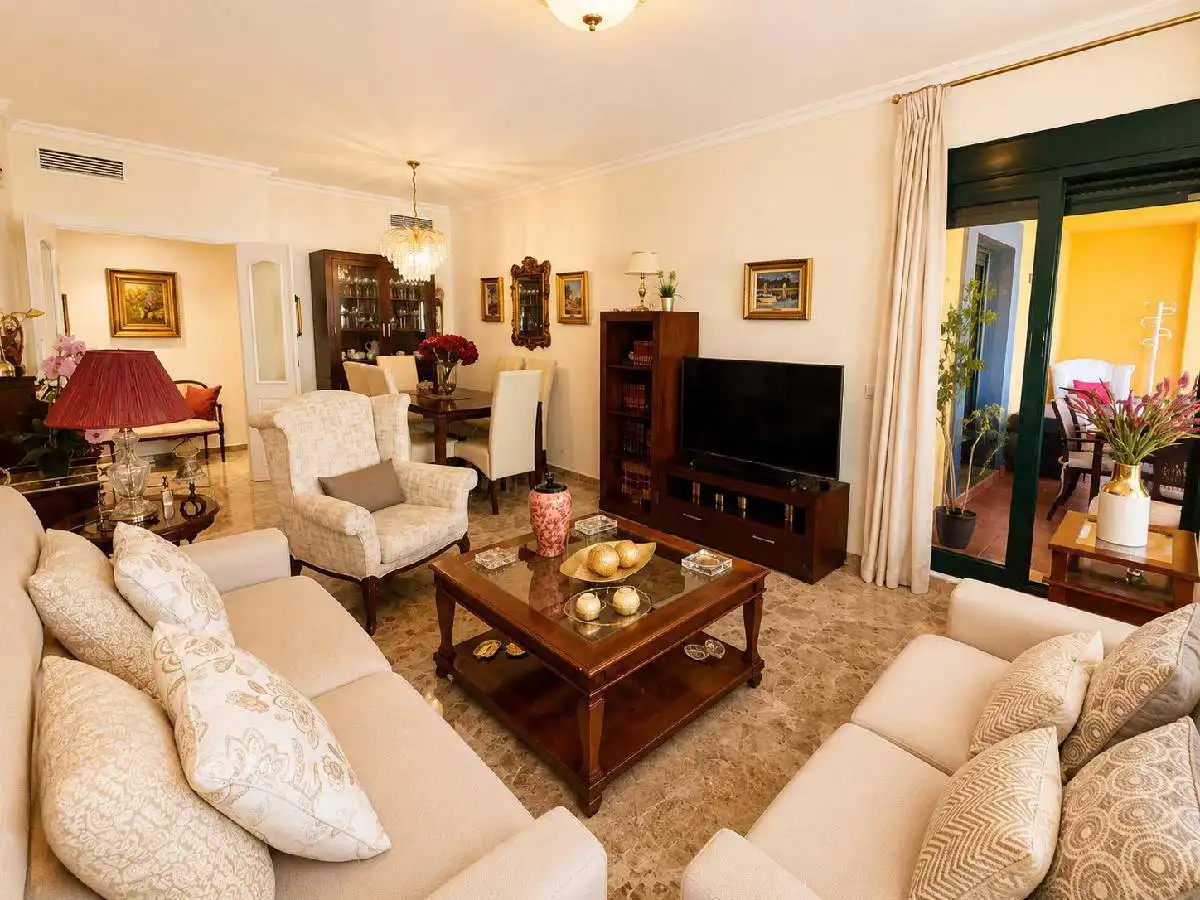 Sala d'estar de Pis en venda en Marbella amb Aire condicionat, Terrassa i Piscina