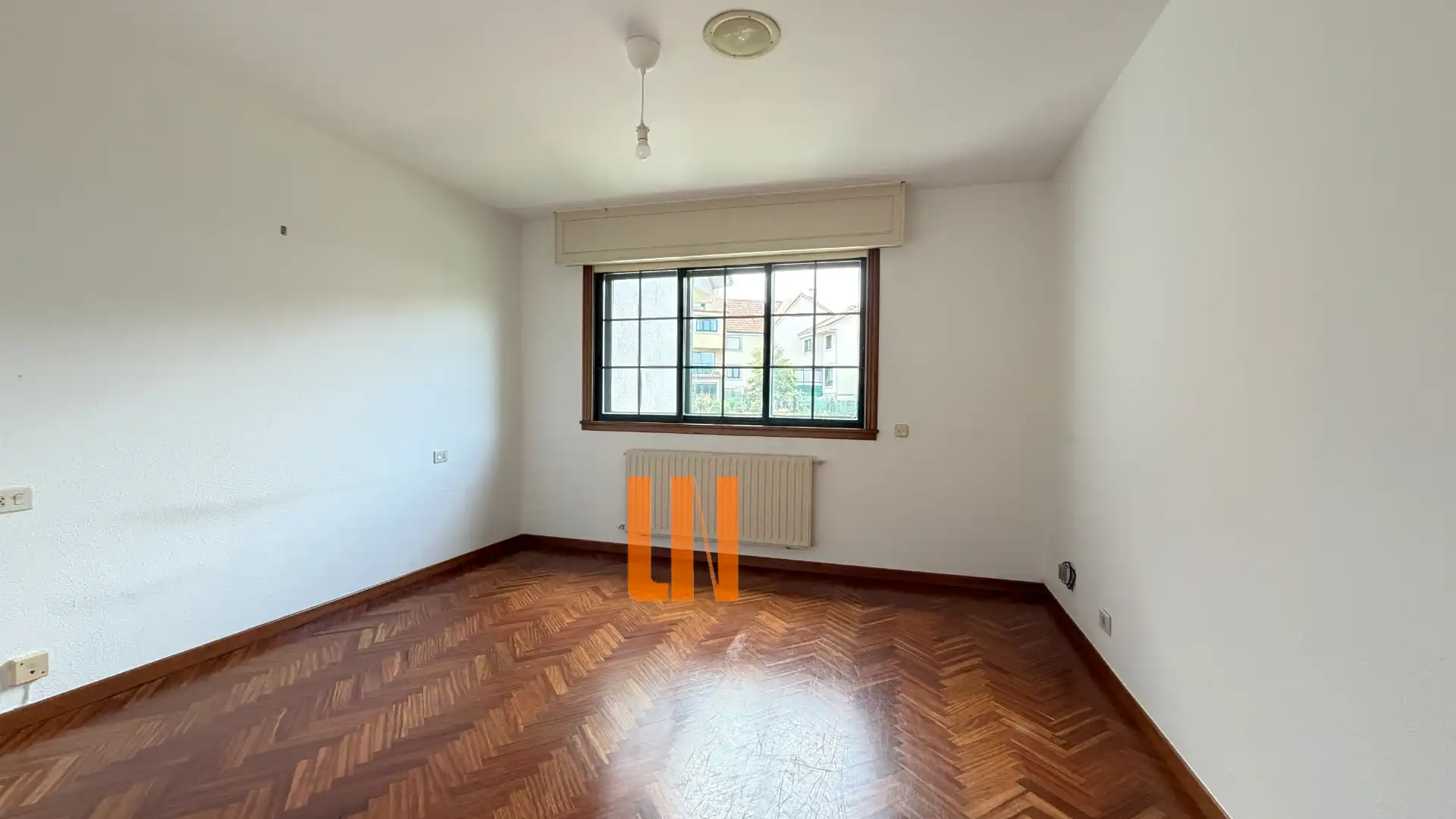 Habitación de Casa adosada en venta en Oleiros con Calefacción, Jardín privado y Parquet