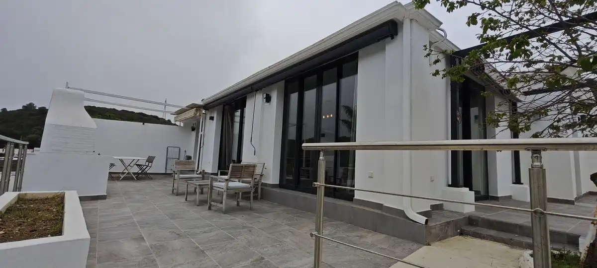 Vista exterior de Casa o xalet en venda en Marbella amb Aire condicionat, Jardí privat i Piscina