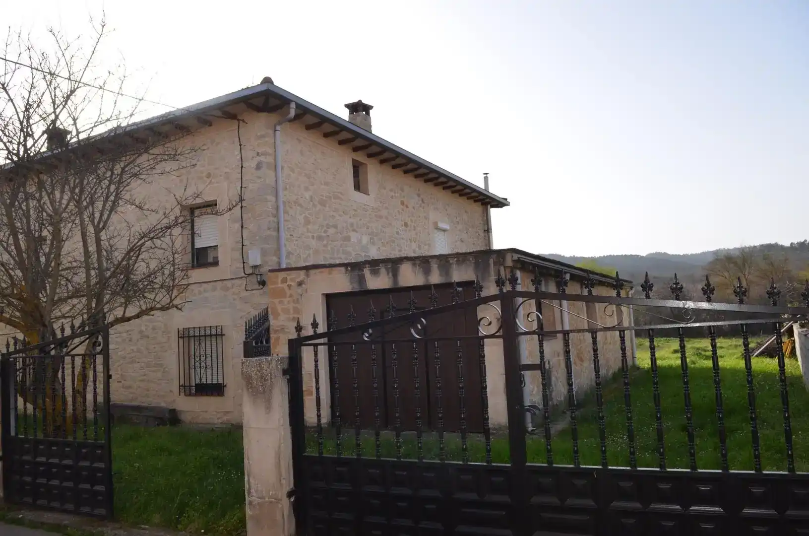 Vista exterior de Finca rústica en venda en Valle de Tobalina amb Jardí privat, Traster i Moblat