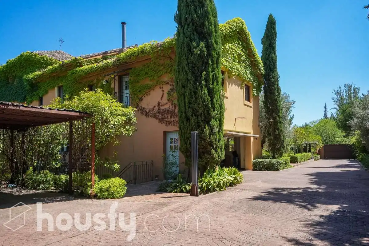 Exterior view of Houses for sale in Pozuelo de Alarcón  with Air Conditioner, Heating and Private garden