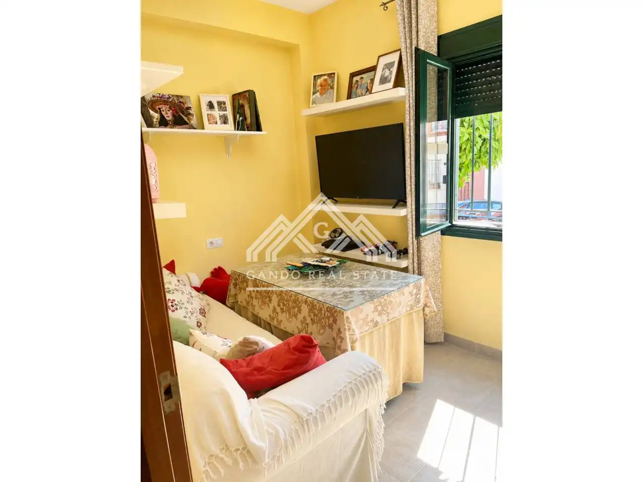 Sala d'estar de Casa adosada en venda en Dos Hermanas amb Aire condicionat i Jardí privat