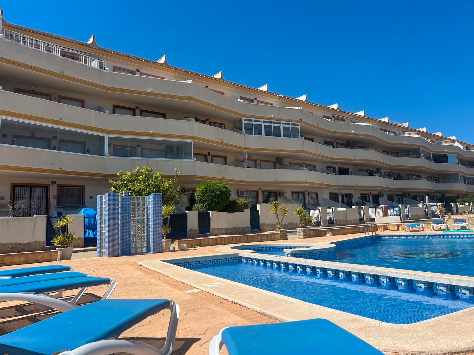 Piscina de Apartament de lloguer en Orihuela amb Aire condicionat, Terrassa i Moblat